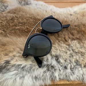 Ray Ban black round frame with gold bar